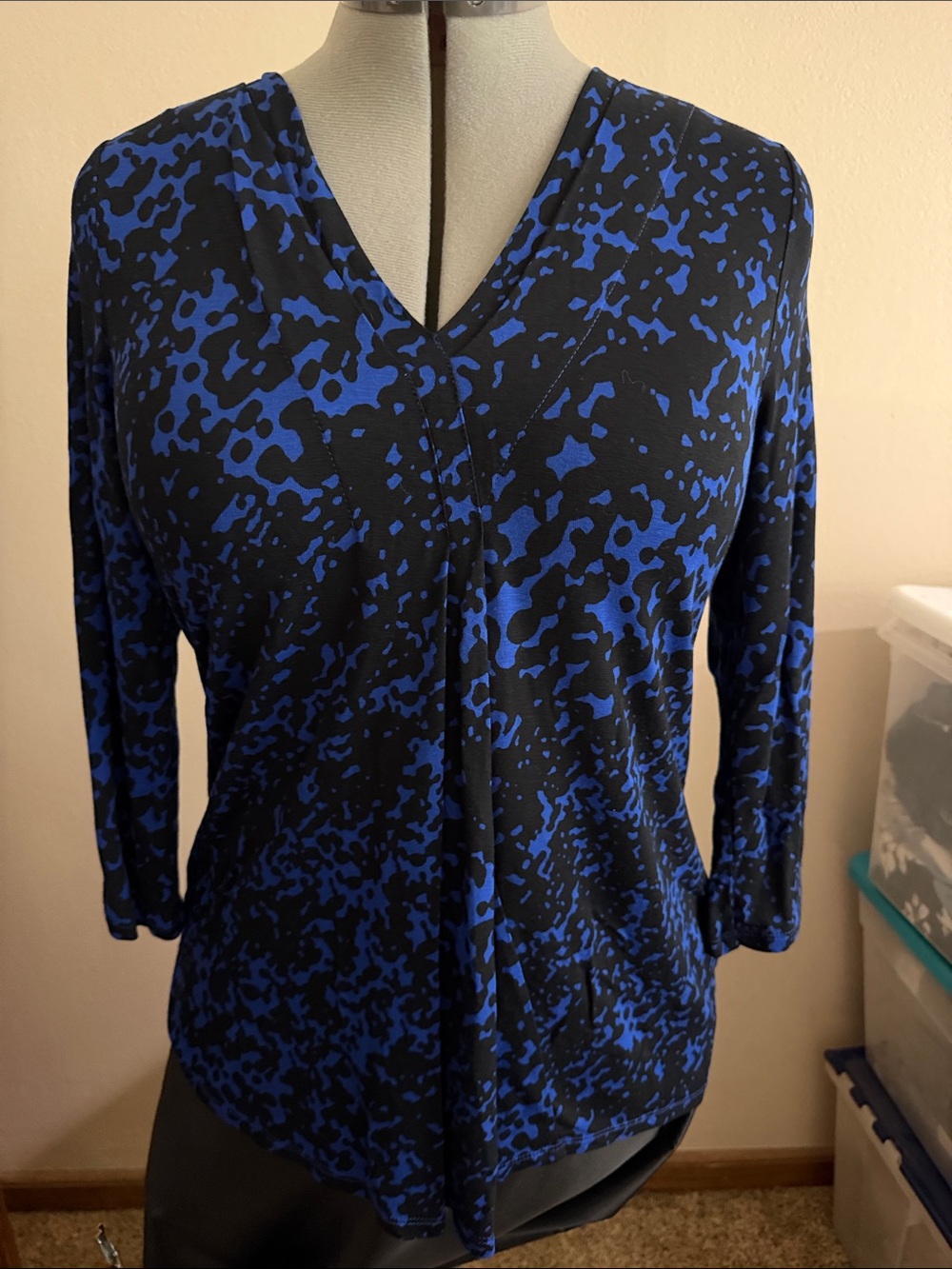 Women's Dana Buchanan Black and Royal Blue V-Neck Printed Top